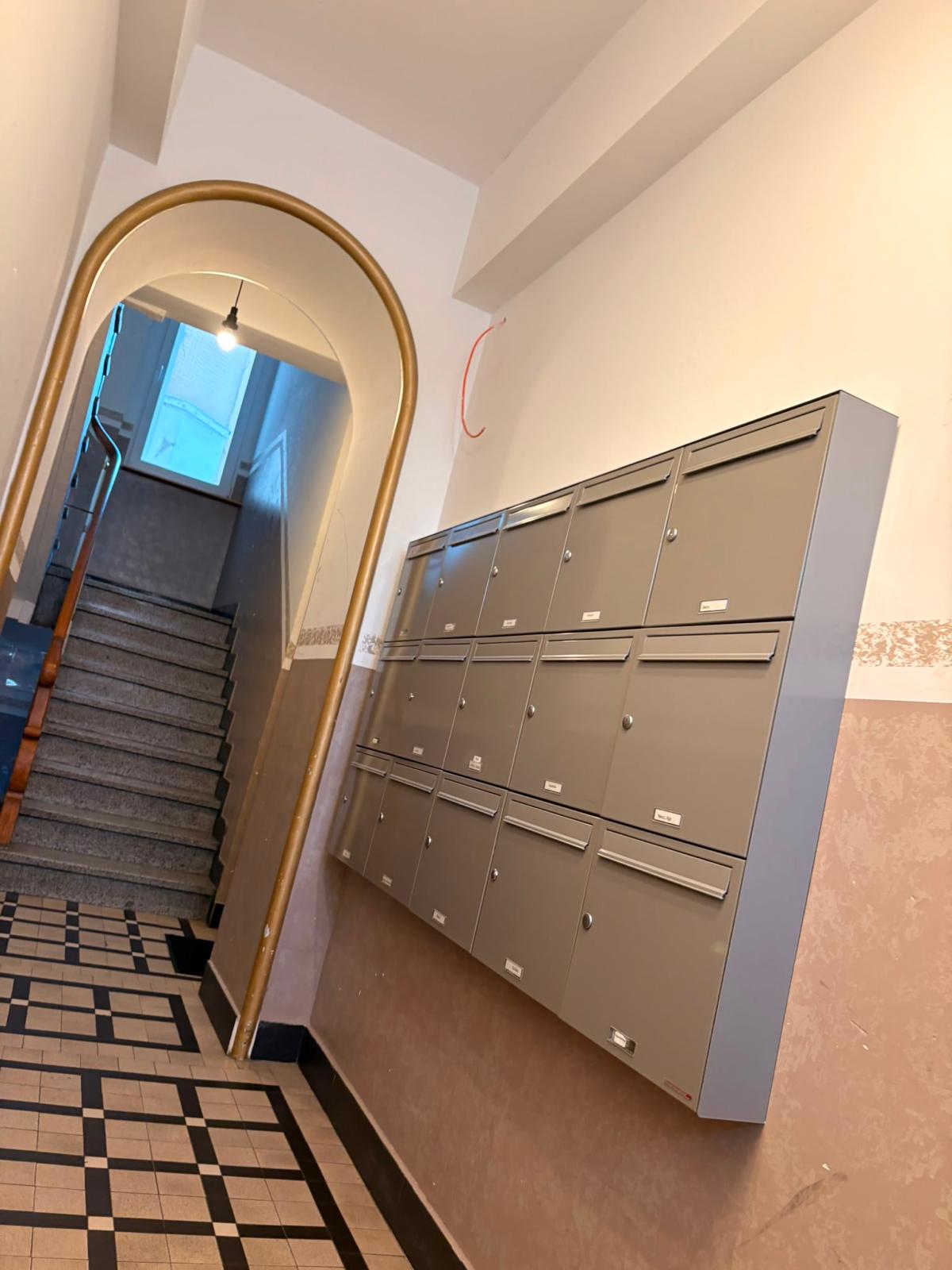 Treppenhaus mit moderner Briefkastenanlage in einem von C&C Immocare betreuten Mehrfamilienhaus